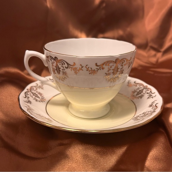 Royal Vale Vintage China Teacup and Saucer Bone China England Yellow Chintz - Picture 2 of 4